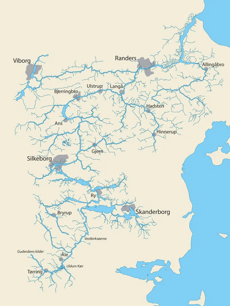 Kort, der viser Gudenåens opland, med alle byerne fra Tørring til Randers, som åen løber igennem.
